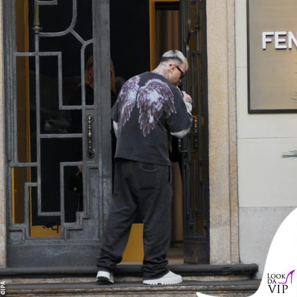 Lazza entra nella boutique Fendi Uomo a Milano 