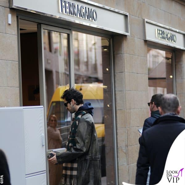 l'artista entra nella boutique Ferragamo
