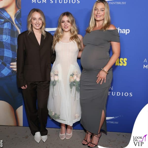 lo stile premaman di Margot Robbie: sul red carpet il focus è sul pancione 
