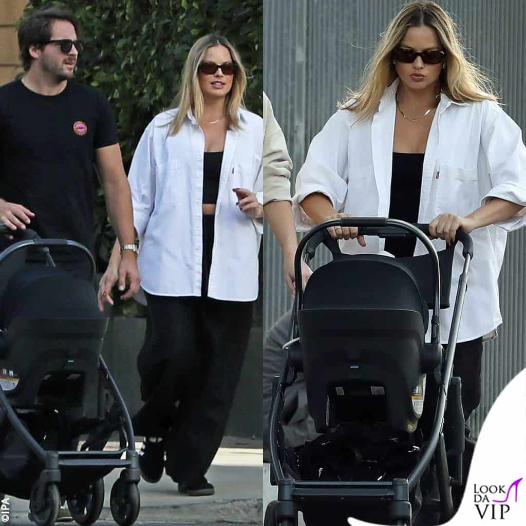 prima passeggiata da mamma per Margot Robbie: il look è casual chic
