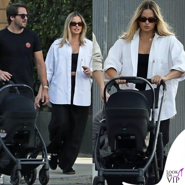 prima passeggiata da mamma per Margot Robbie: il look è casual chic