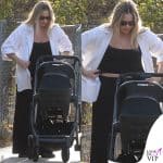 prima passeggiata da mamma per Margot Robbie: il look è casual chic