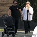 prima passeggiata da mamma per Margot Robbie: il look è casual chic