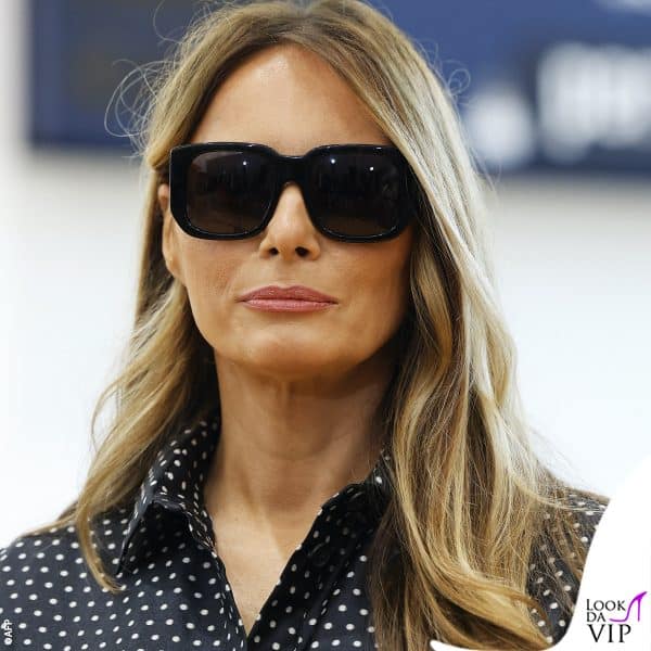 Melania sfoggia un grosso paio di occhiali da sole neri 