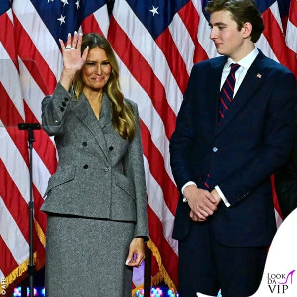 Un momento di commozione di Melania, qui insieme al figlio 