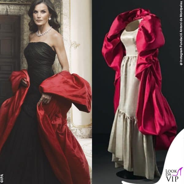 anche la cappa in seta rossa è di Cristobal Balenciaga, si tratta di un pezzo d'archivio del 1962