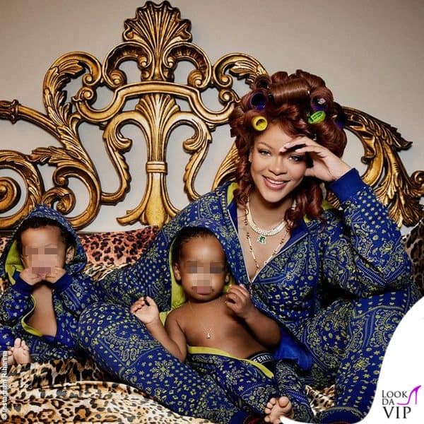 "Una di quelle famiglie che si vestono coordinate per le vacanze", scrive Rihanna