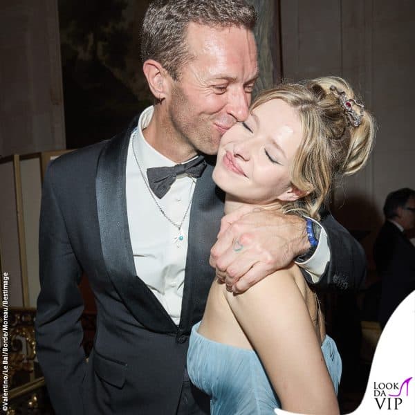papà Chris Martin bacia la sua Apple 