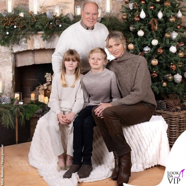 La famiglia reale di Monaco, per Natale, ha scelto di posare con nuance coerenti col Mocha Mousse