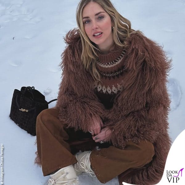 Chiara Ferragni seduta sulla neve a Courmayeur 