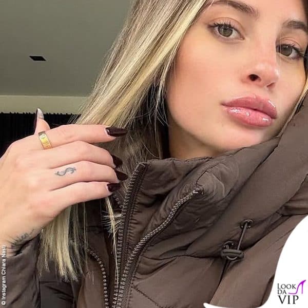 Chiara Nasti con le unghie scure