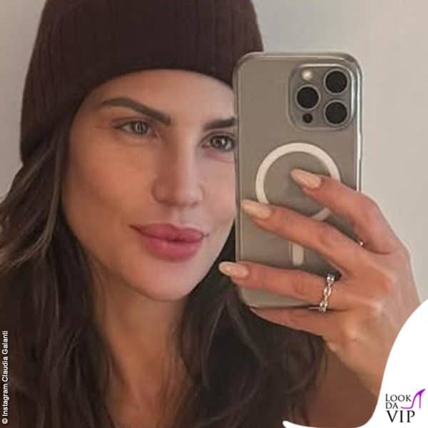 Smalto delicato e unghie lunghe per Claudia Galanti