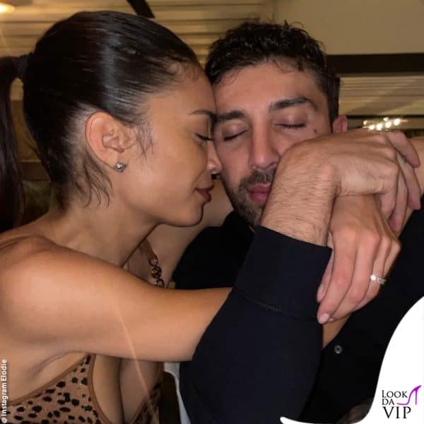 Elodie e Andrea Iannone si coccolano al ristorante 