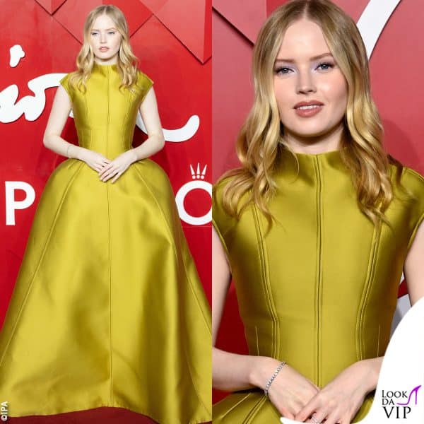 Ellie Bamber con un abito di raso verde oliva firmato Prada