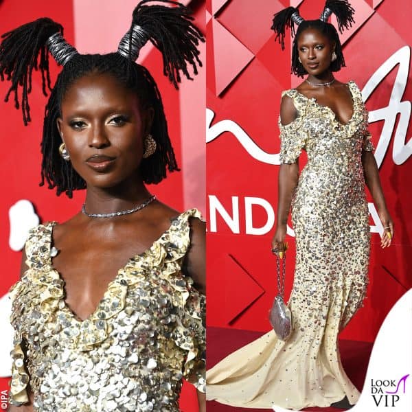 Burberry per Jodie Turner-Smith, che si fa notare anche per l'acconciatura 