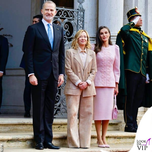 in posa con il premier Giorgia Meloni a Villa Doria Pamphilj 
