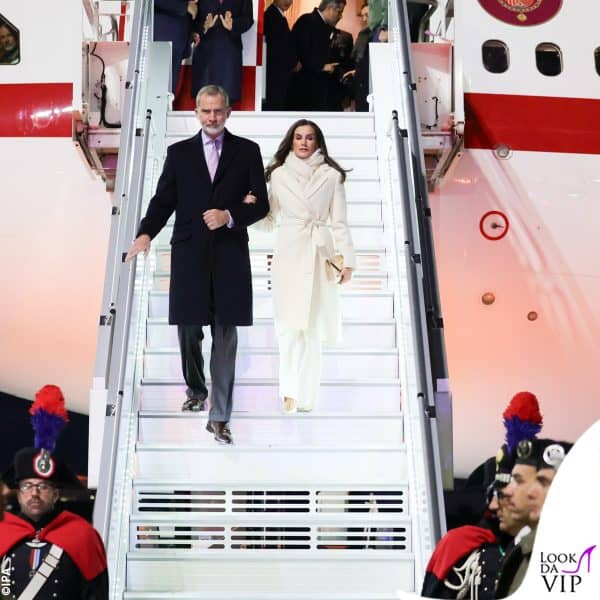 Felipe e Letizia di Spagna arrivano in aereo a Roma