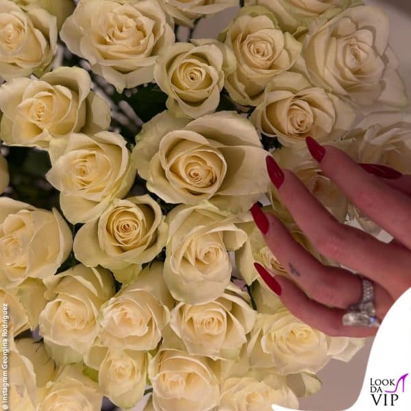 rose bianche da Cristiano Ronaldo? Di certo l'anello di diamanti è un regalo del fidanzato 