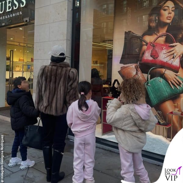 a Londra con i figli: Georgina osserva la pubblicità Guess in cui è testimonial 