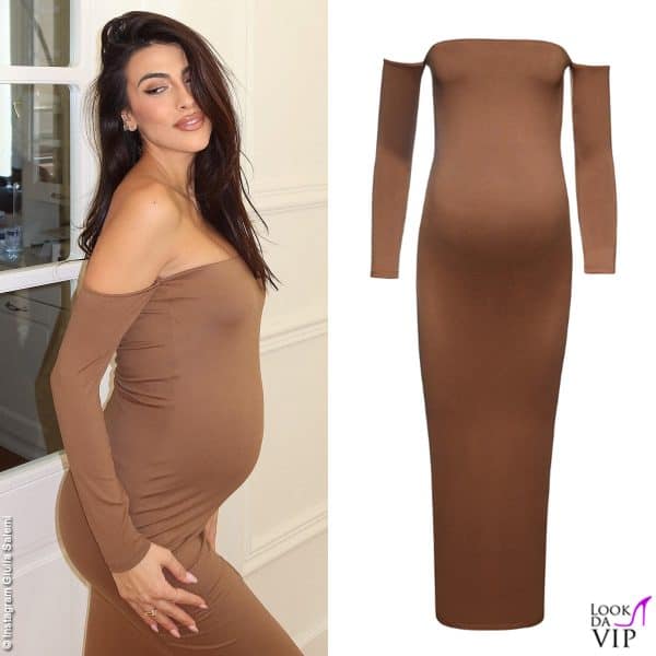 Giulia Salemi fascia il pancione con un abito Bumpsuit