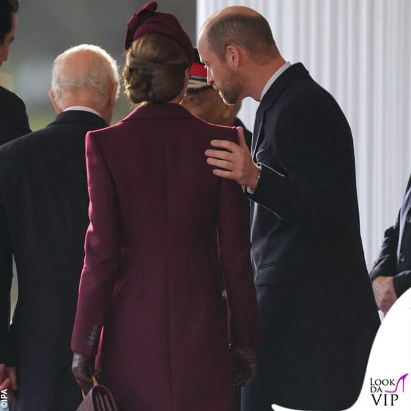 William posa dolcemente una mano sulla spalla della moglie 