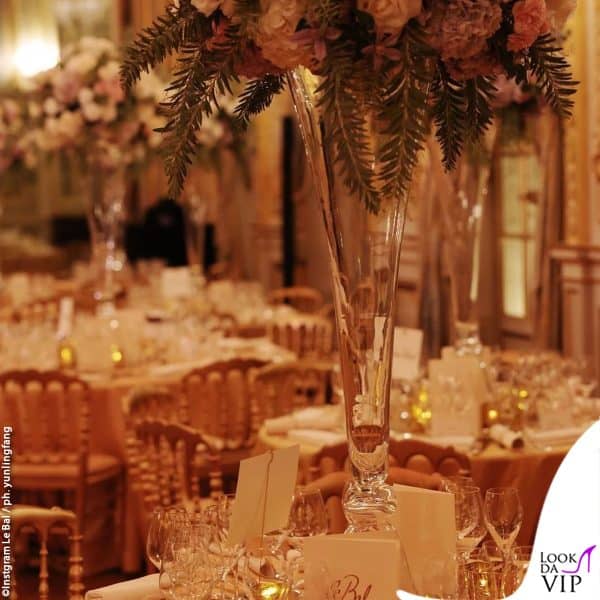 la sala dello Shangri-La di Parigi addobbata a festa 