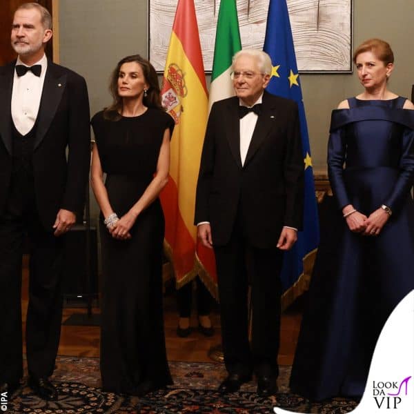 i reali in posa con Sergio e Laura Mattarella 