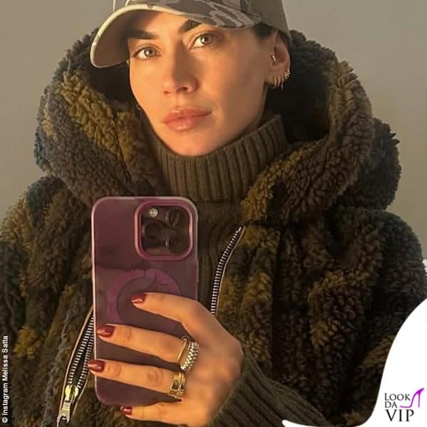 anche Melissa Satta punta sul rosso per lo smalto