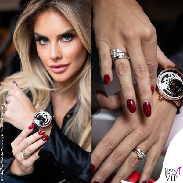 Michela Persico incornicia l'orologio Jaquet Droz tra le unghie rosse
