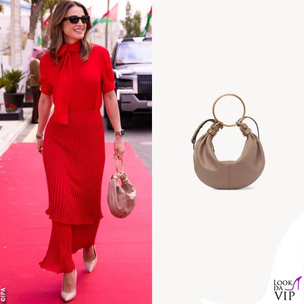 Rania di Giordania con la borsa Chloe Bracelet Hobo (2.200 euro)