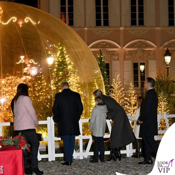 i reali osservano le maestose luminarie