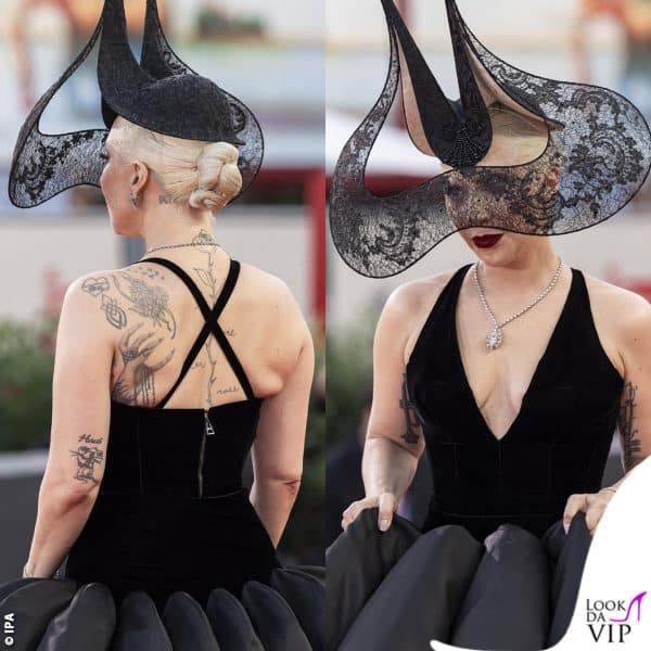 Lady Gaga stupisce il pubblico con un outfit Dior corredato da copricapo con le corna (e sul red carpet baci e sguardi al fidanzato)
