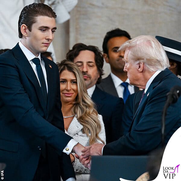 Donald Trump stringe la mano al figlio Barron 