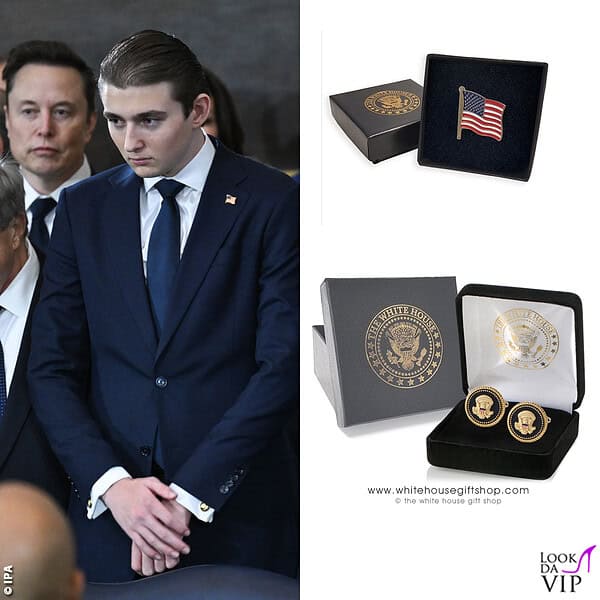 Barron Trump indossa una spilla con la bandiera ameriana e i gemelli con il sigillo della Casa Bianca 