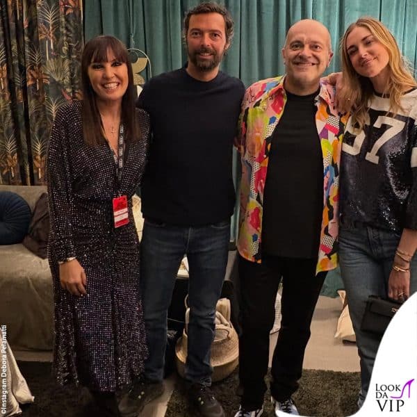 Chiara Ferragni e Giovanni Tronchetti Provera posano in backstage con Debora Pelamatti e Max Pezzali 
