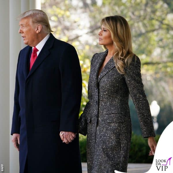 Donald e Melania Trump nel 2020, lei indossa un cappotto Dolce&Gabbana