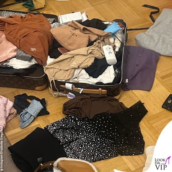 Elisabetta disfa la valigia delle vacanze 