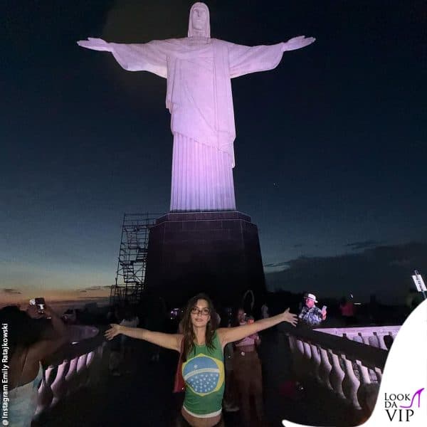 Emily Ratajkowski in visita al Cristo Redentore 