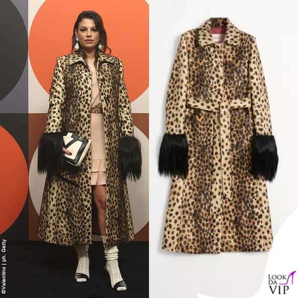 Emma si tiene calda col cappotto Valentino