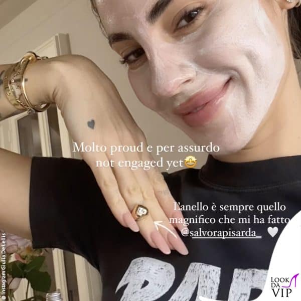 l'influencer mostra l'anello a cuore ricevuto da Salvatore Rapisarda 