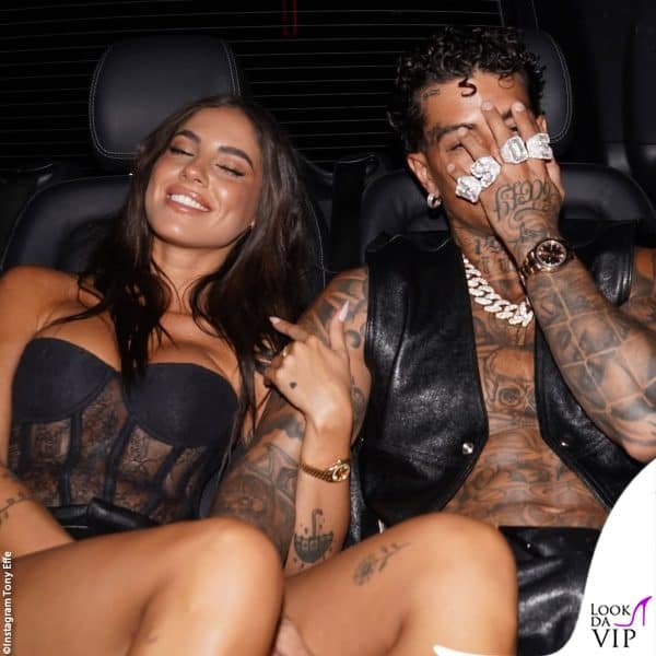 lo scatto con cui Giulia De Lellis e Tony Effe hanno confermato la love story la scorsa estate 