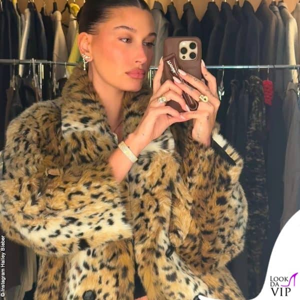 Hailey Bieber indossa una pelliccia animalier