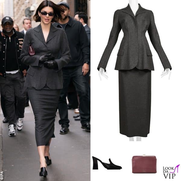 tailleur Alberta Ferretti, borsa The Row, mules Bottega Veneta 