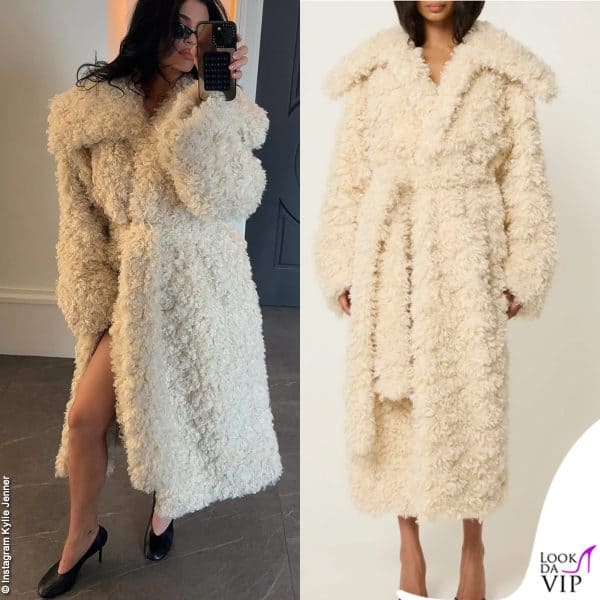 Kylie Jenner si fa un selfie mentre veste una pelliccia Khy
