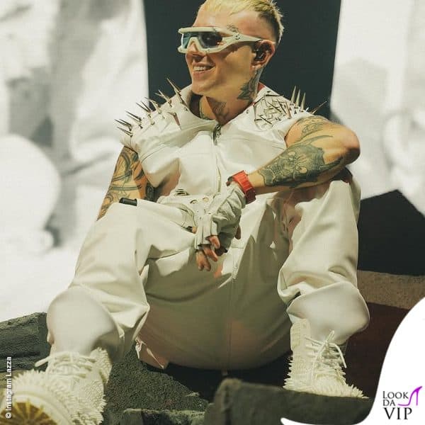 A metà concerto cambio radicale: il rapper è total white