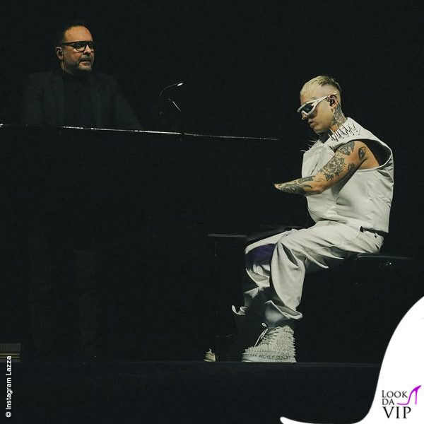 Lazza al piano durante il momento acustico insieme al suo insegnante Aleksander