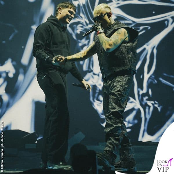 Lazza ha cantato al Forum con Kid Yugi