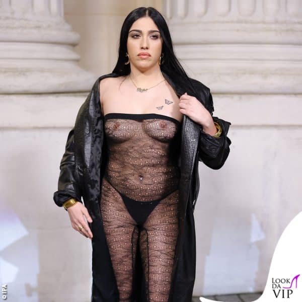 Ed ecco l'outfit provocante in tutta la sua interezza
