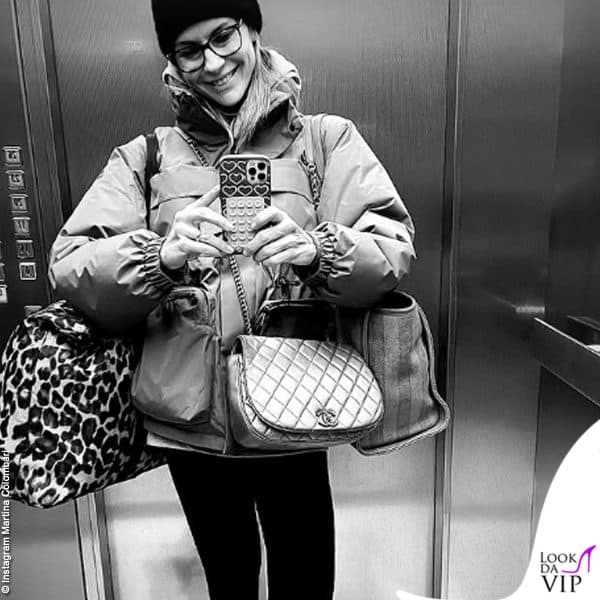 Tra le tante borse di Martina Colombari ce n'è anche una leopardata
