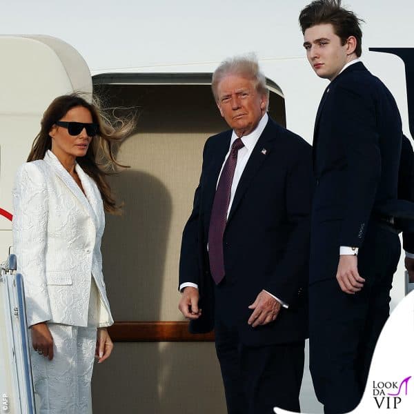 In bianco sulla scaletta dell'Air Force One 